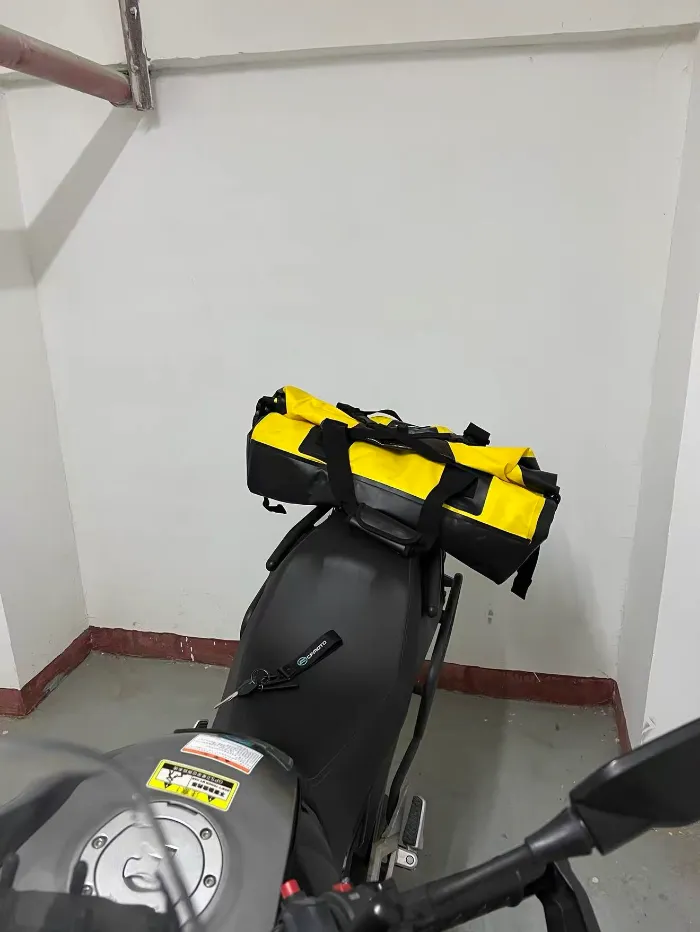 バイクにラックを使わずに荷物を運ぶ方法