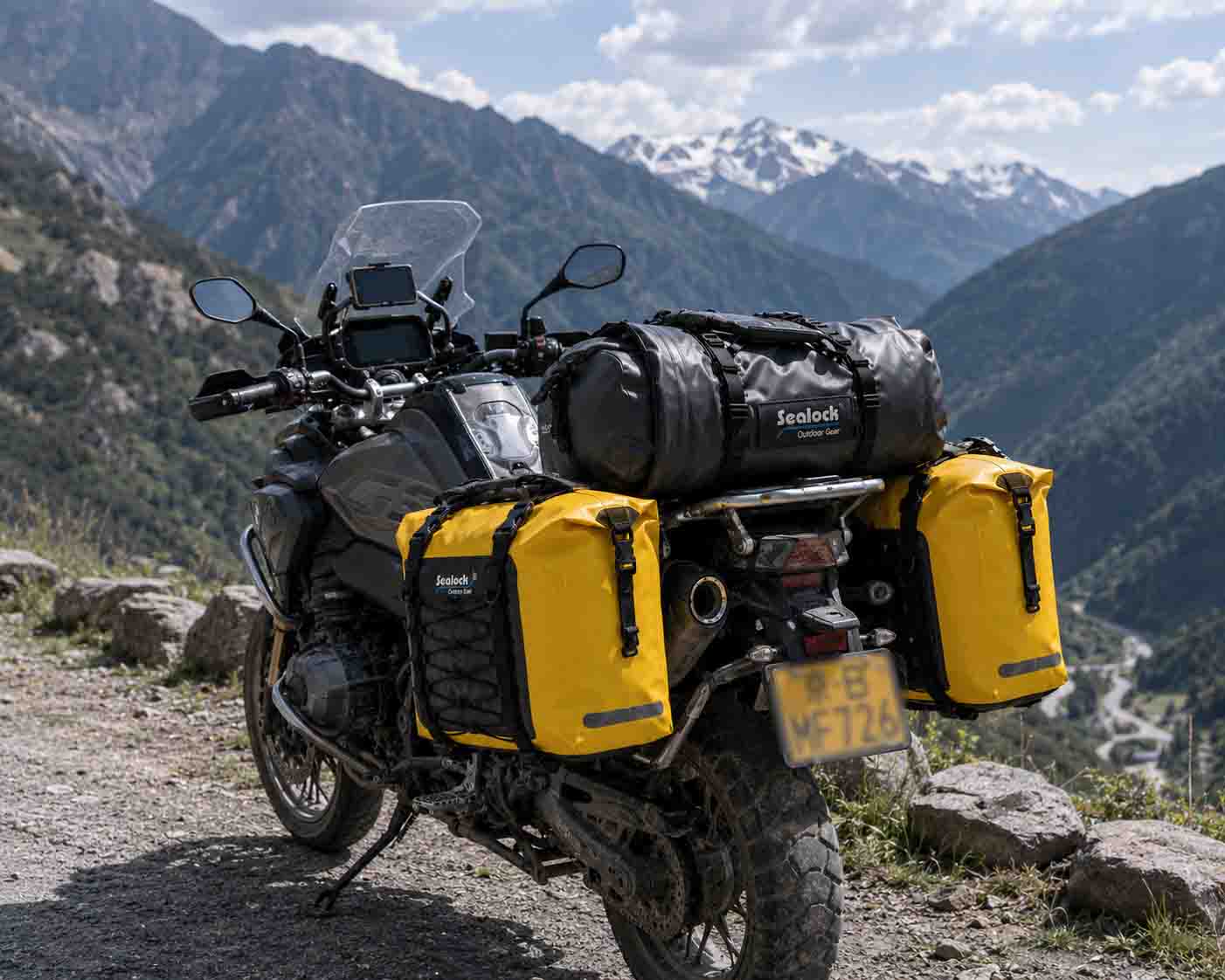 バイク旅行に最適な防水ダッフルバッグ