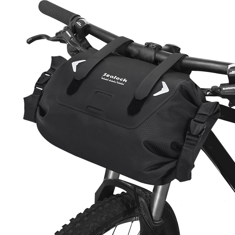 バイクパッキングに最適な防水ハンドルバーバッグ
