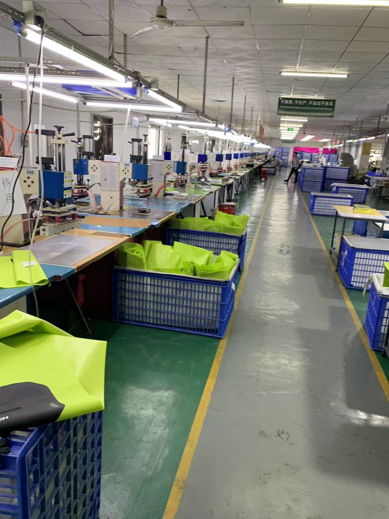 生産工程の内部: Sealock で高視認性防水バイク バッグがどのように作られるか